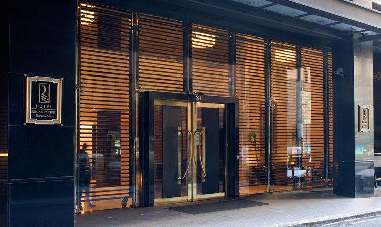 波多黎各马德罗富豪太平洋酒店 布宜诺斯艾利斯 外观 照片 Entrance to the hotel