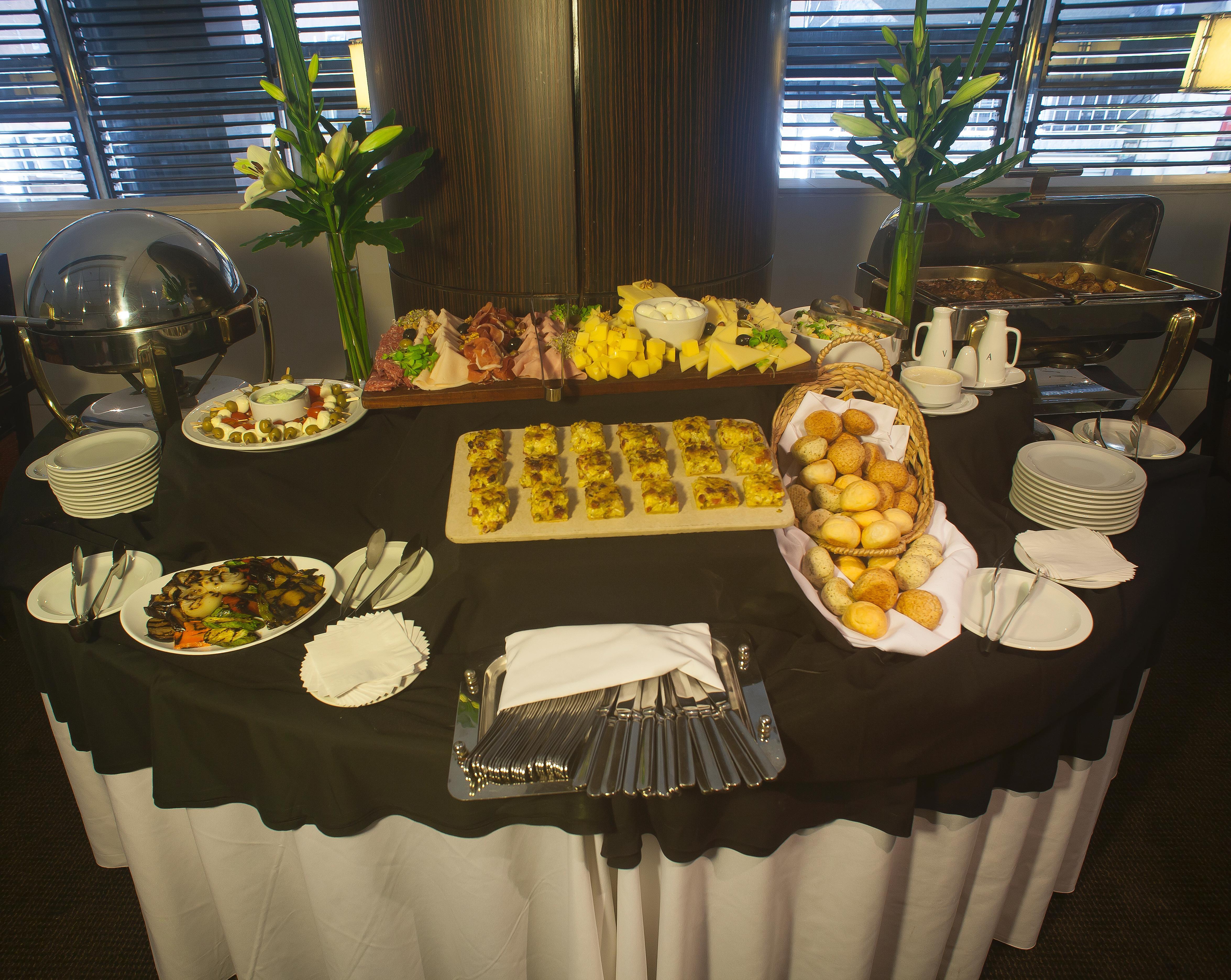 波多黎各马德罗富豪太平洋酒店 布宜诺斯艾利斯 外观 照片 A buffet table