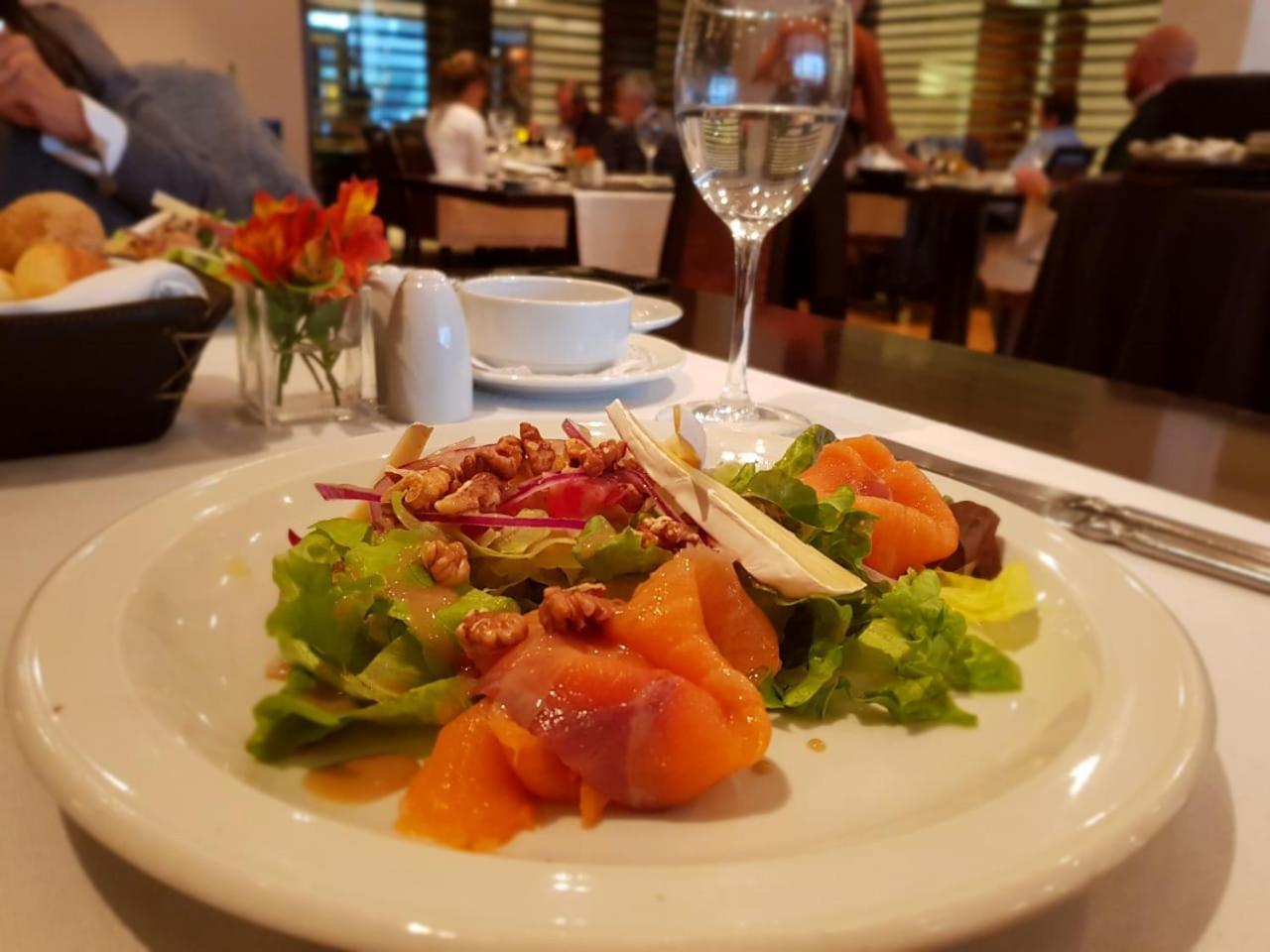 波多黎各马德罗富豪太平洋酒店 布宜诺斯艾利斯 外观 照片 A salad at the restaurant