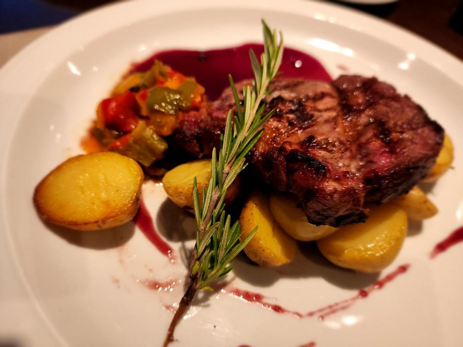 波多黎各马德罗富豪太平洋酒店 布宜诺斯艾利斯 外观 照片 A steak prepared with a sprig of rosemary