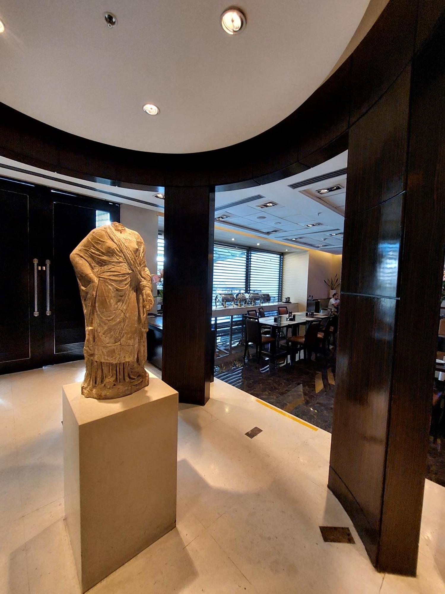波多黎各马德罗富豪太平洋酒店 布宜诺斯艾利斯 外观 照片 The statue of the Lady of Galat in the lobby of the hotel