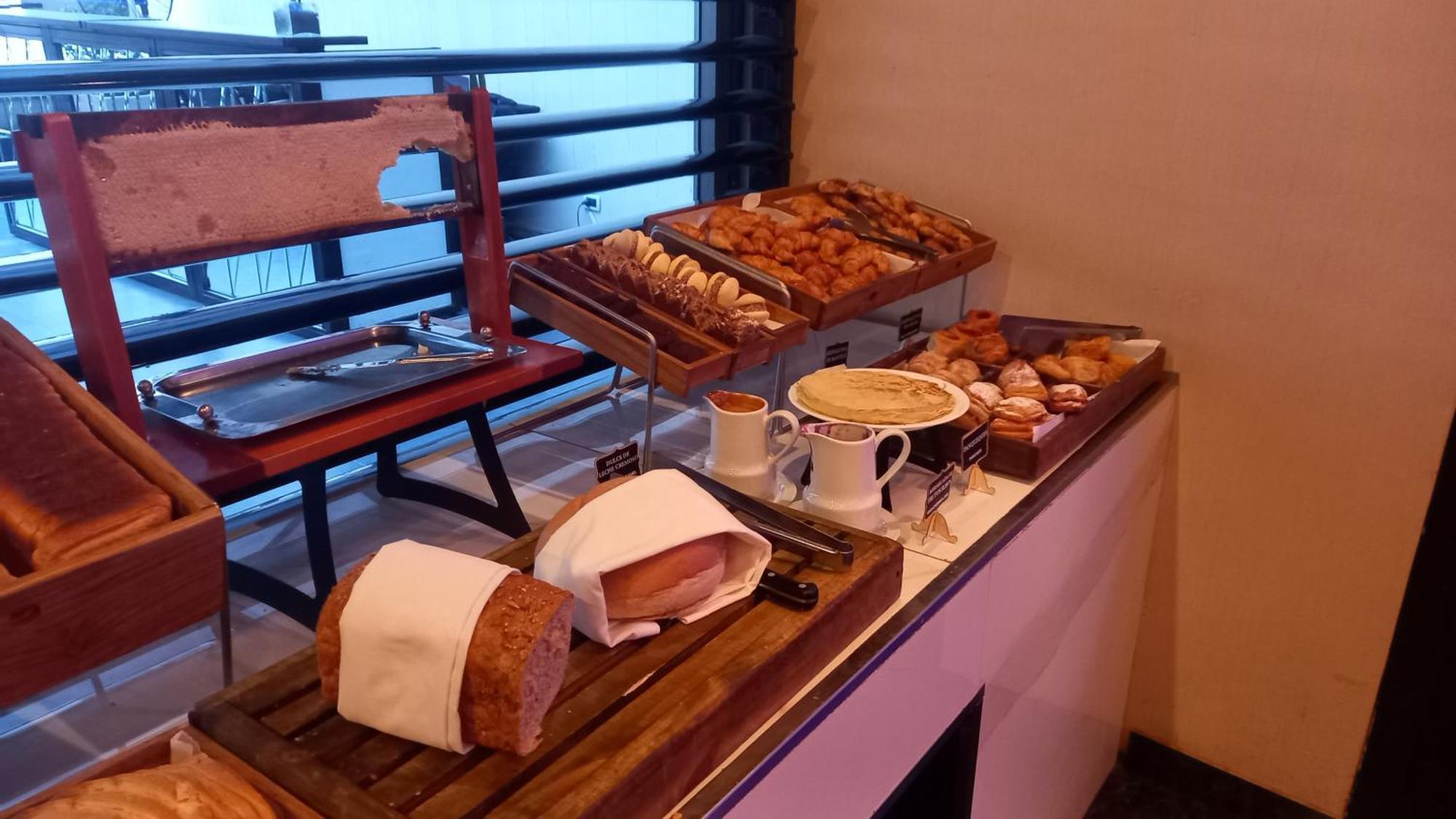 波多黎各马德罗富豪太平洋酒店 布宜诺斯艾利斯 外观 照片 A selection of bread and pastries at a buffet