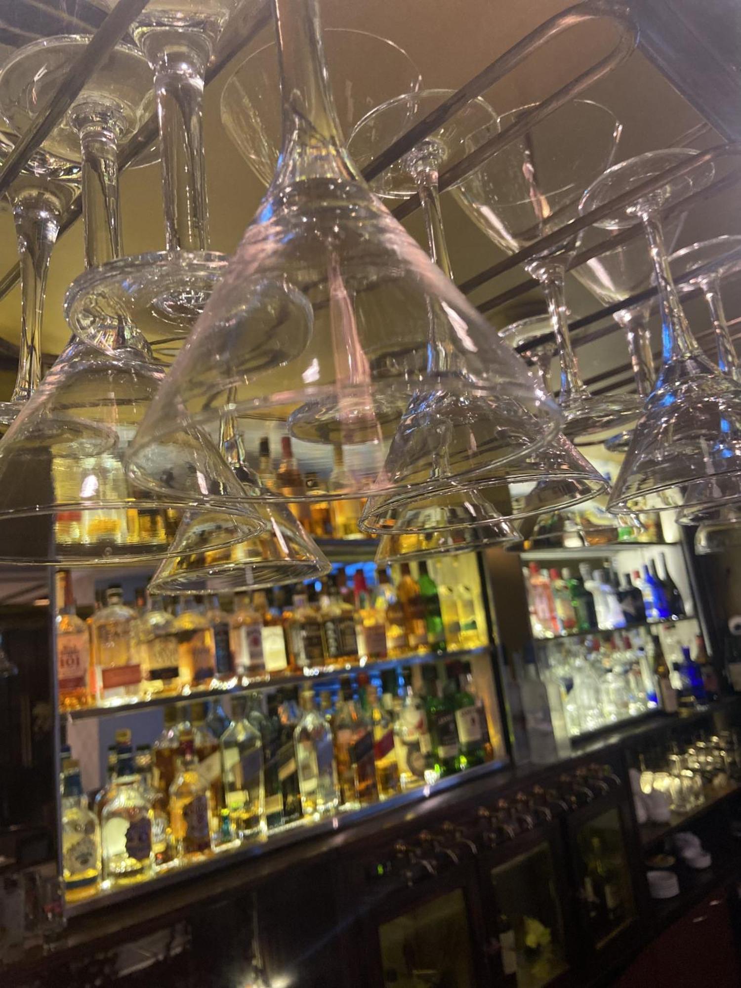 波多黎各马德罗富豪太平洋酒店 布宜诺斯艾利斯 外观 照片 Wine glasses hanging above a bar