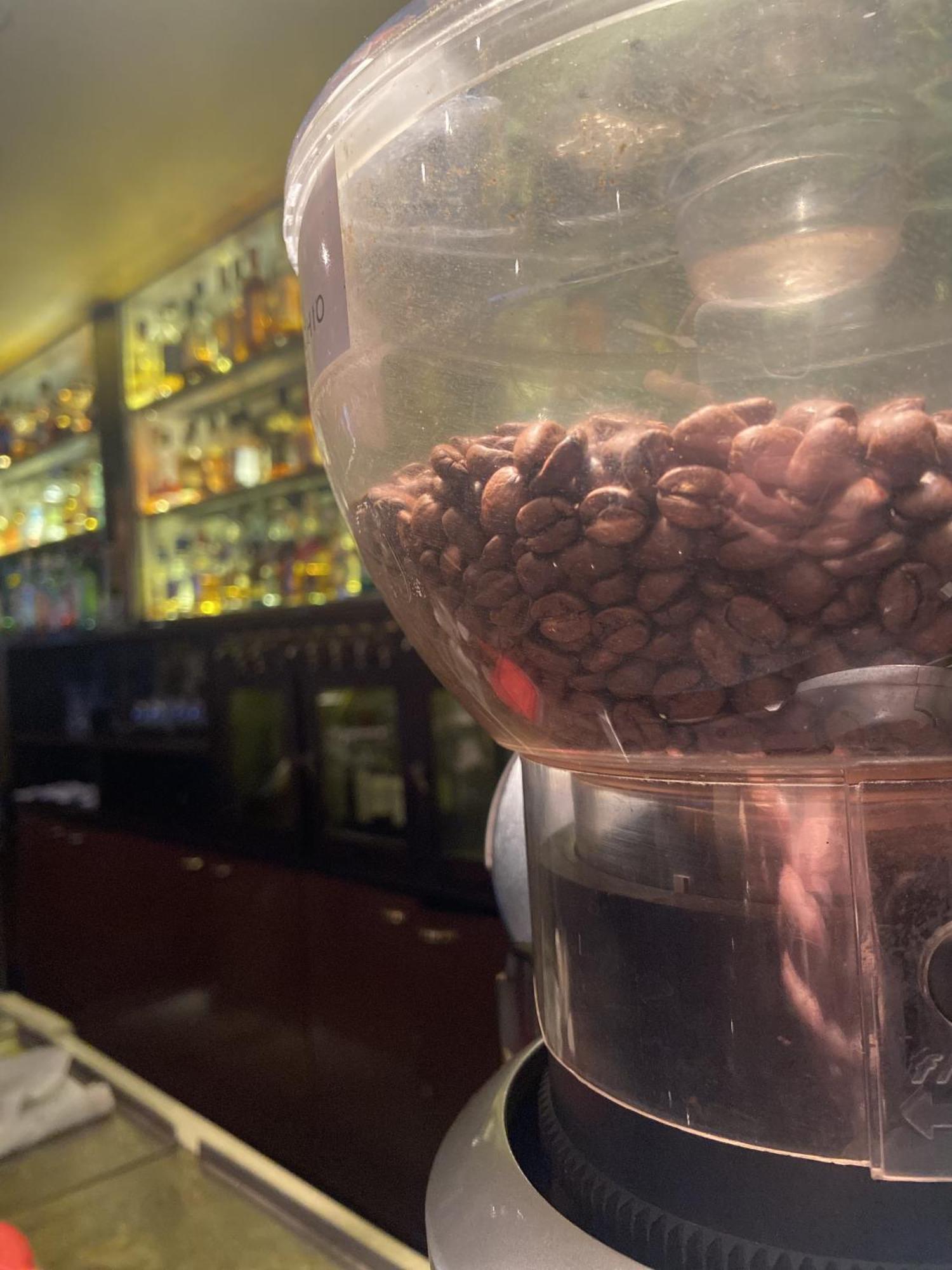 波多黎各马德罗富豪太平洋酒店 布宜诺斯艾利斯 外观 照片 Coffee beans in a coffee grinder