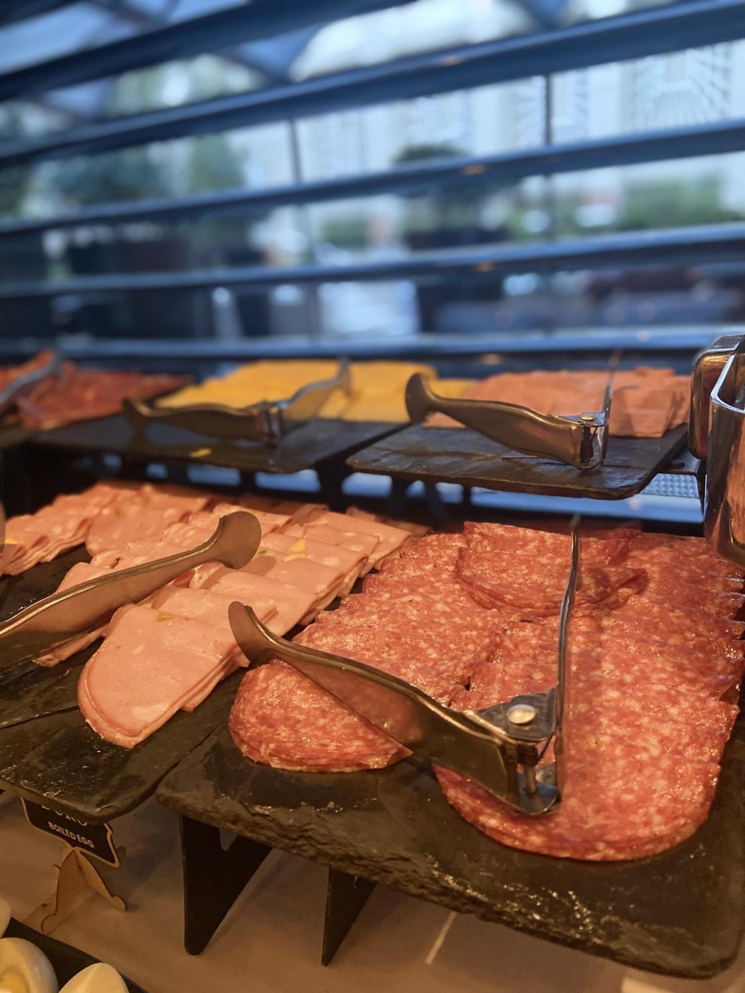 波多黎各马德罗富豪太平洋酒店 布宜诺斯艾利斯 外观 照片 A deli slicer in action