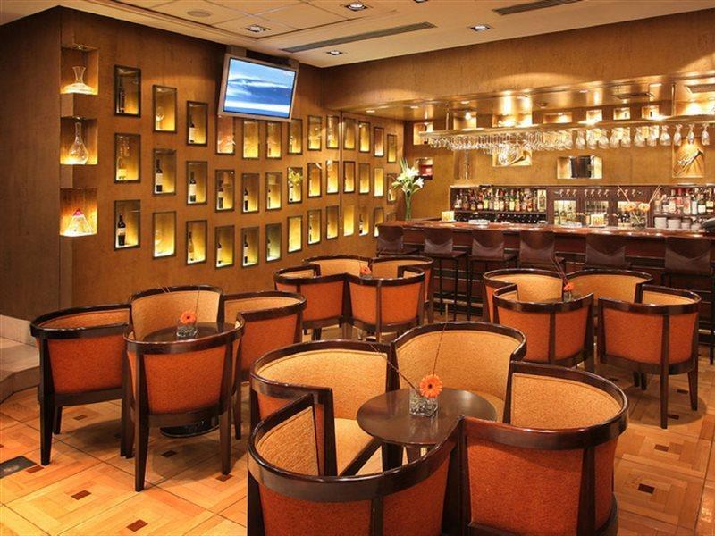 波多黎各马德罗富豪太平洋酒店 布宜诺斯艾利斯 外观 照片 The bar at the Hong Kong International Financial Centre lounge