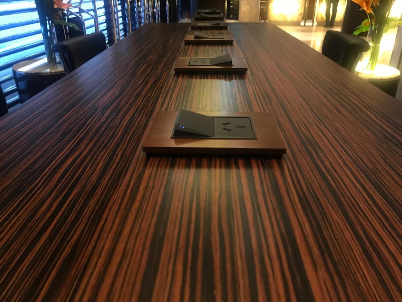 波多黎各马德罗富豪太平洋酒店 布宜诺斯艾利斯 外观 照片 A table made of ebony wood
